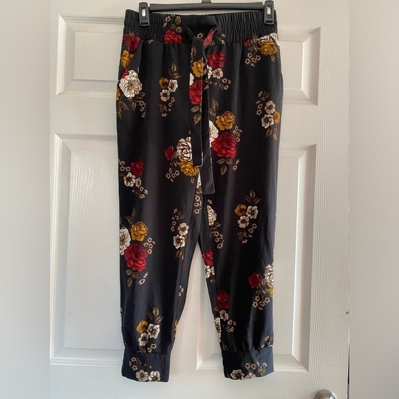 One By Chapter One Black Floral Pants With Pockets Size Medium - Picture 1 of 9